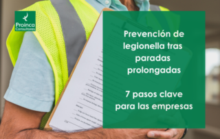 Técnico de mantenimiento con check-list para la prevención de legionella tras paradas prolongadas