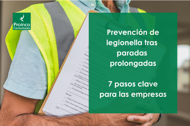 Técnico de mantenimiento con check-list para la prevención de legionella tras paradas prolongadas
